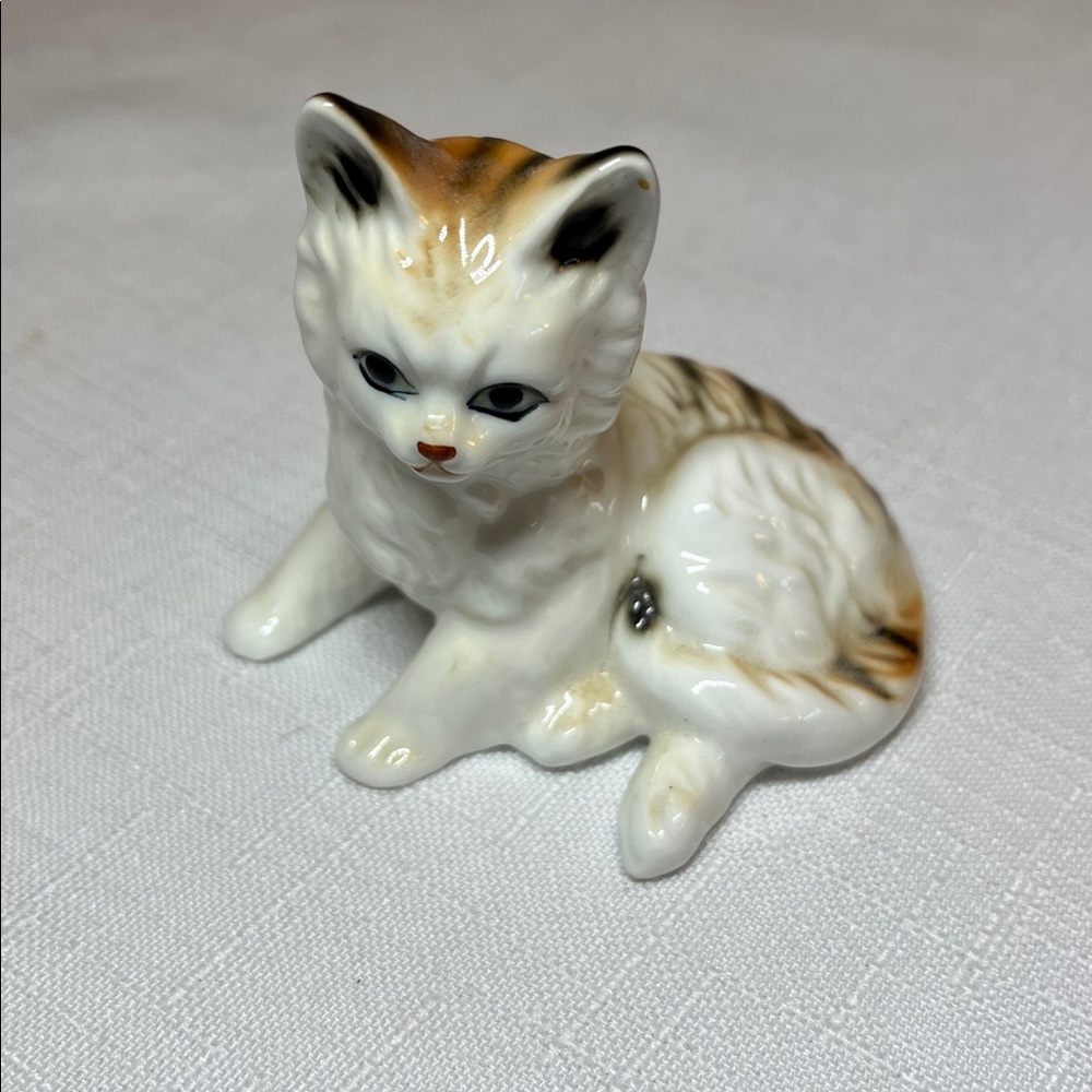 Vintage Bone China Cat Figurine. Made Taiwan.
